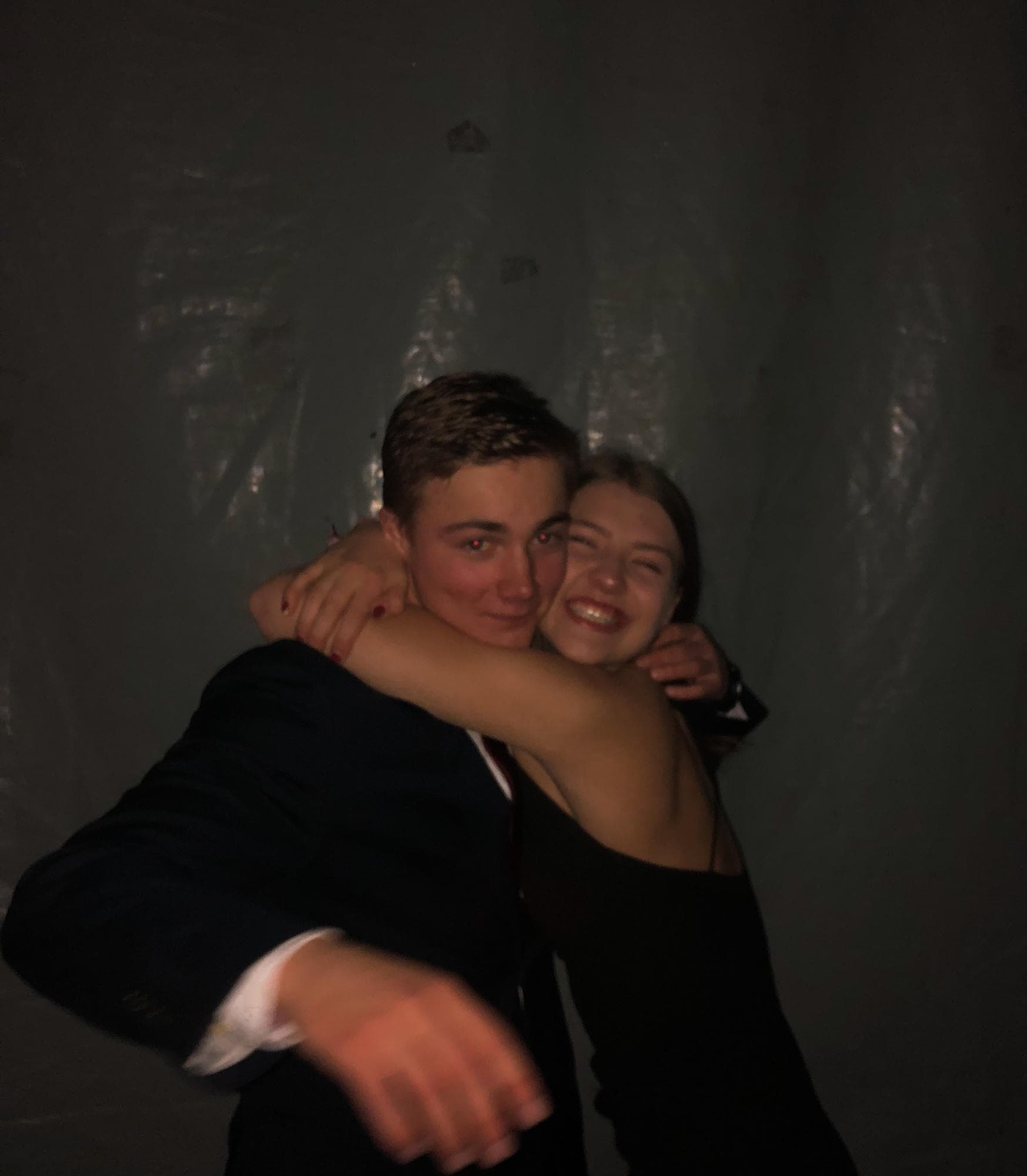 Et eldre bilde av Martine som holder rundt Mats.