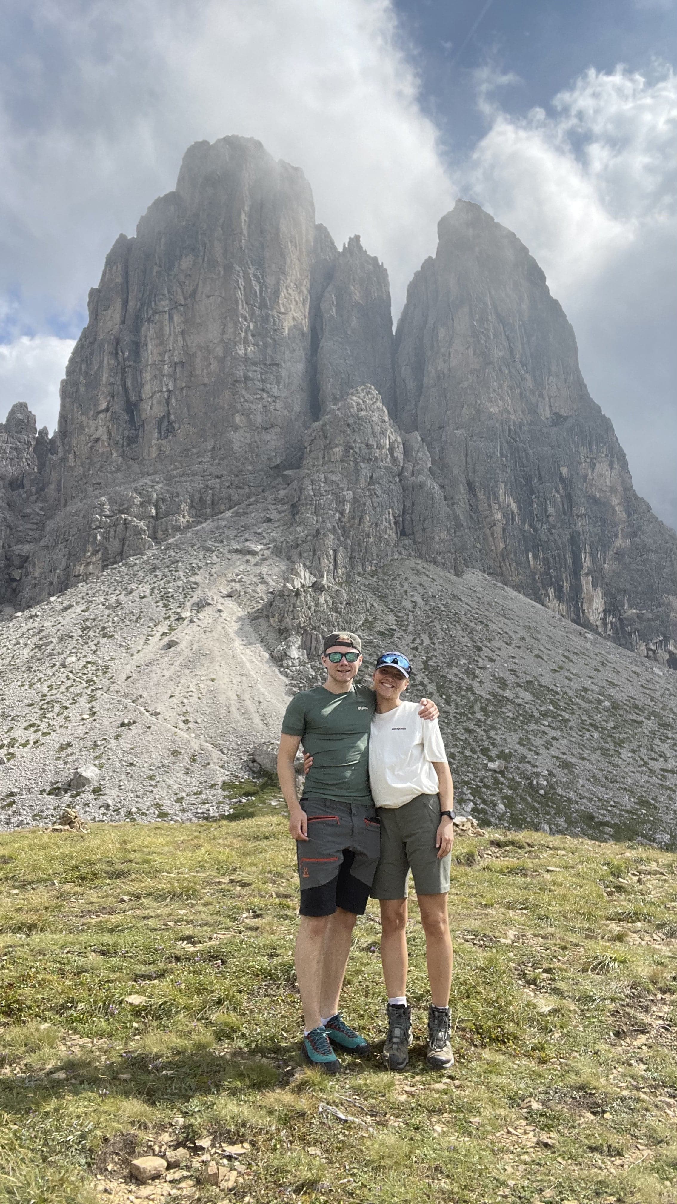 Martine og Mats står sammen foran de dramatiske fjelltoppene i Italia.